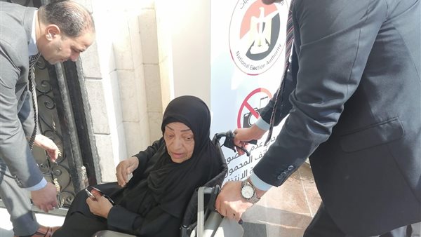 صورة لسيدة مسنة تدلي