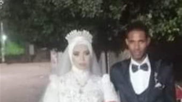 عروسان يدليان بصوتهما