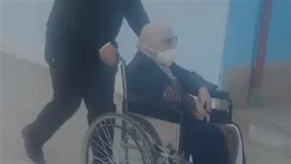 سيدة عجوز تدخل على