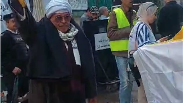 رقص عجوز داخل مقر