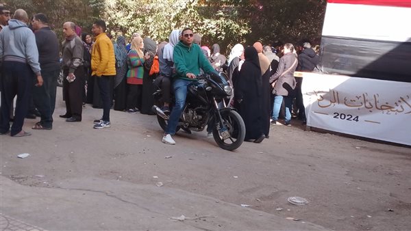 تواجد كثيف أمام اللجان