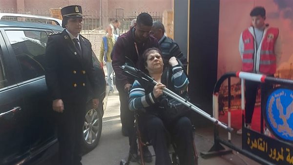 الشرطة تساعد سيدة