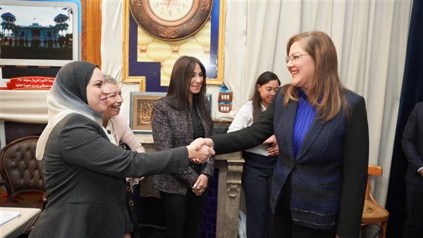  وزيرة التخطيط تغادر