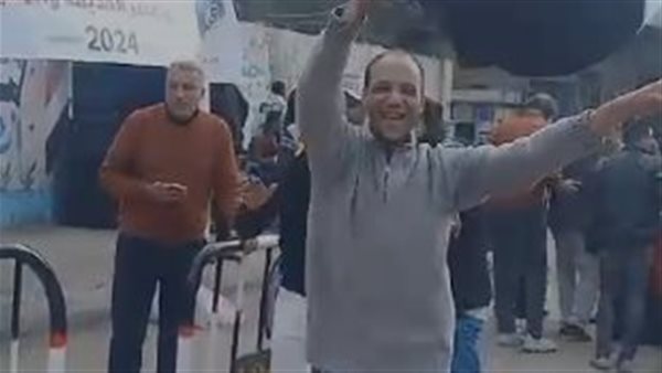  مواطن يرقص أمام