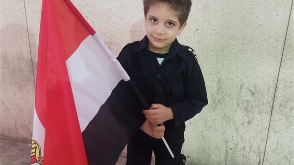 طفل يتواجد مع والده