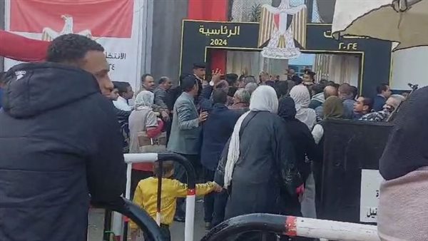 صورة من امام لجنة