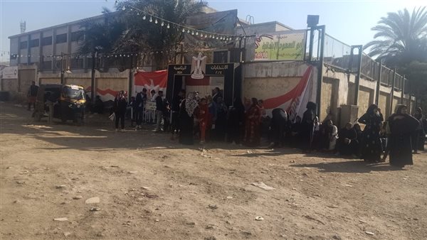 انتظار الناخبون أمام