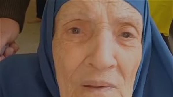   مُسنة توجه رسالة