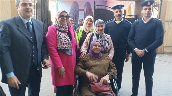 رئيس لجنة يساعد مسنة