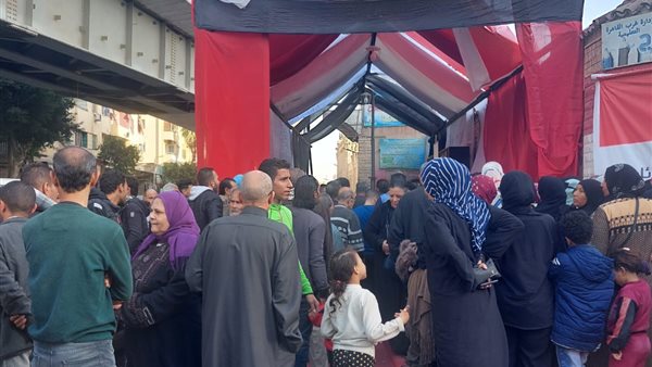 توافد العديد من الناخبين