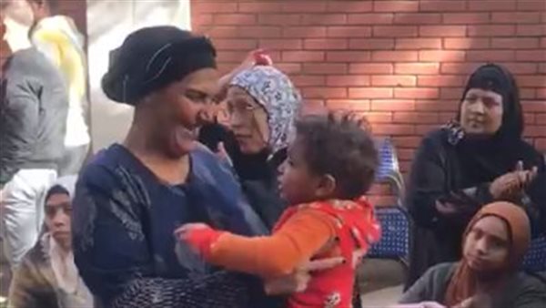 مسنة ترقص بعلم مصر