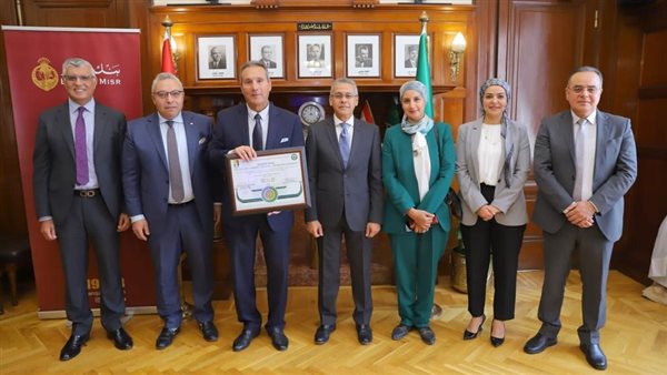 تسليم الشهادة 