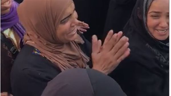 سيدات امبابه يصفقن