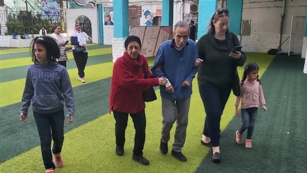 عائلة كاملة تدلي