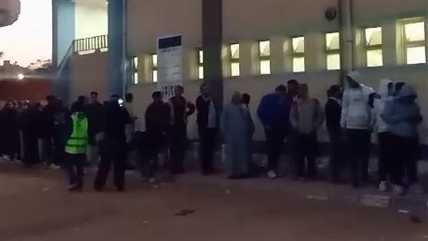 طابور للناخبين بمدرسة