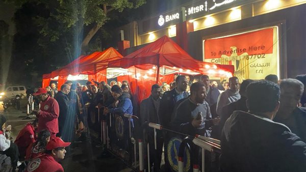 توافد العديد من الناخبين