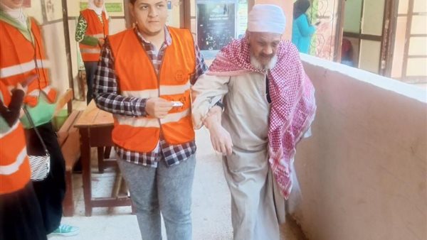  مسن يشارك في الانتخابات