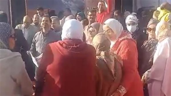 توافد الناخبون أمام