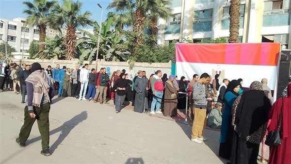  اصطفاف المواطنين