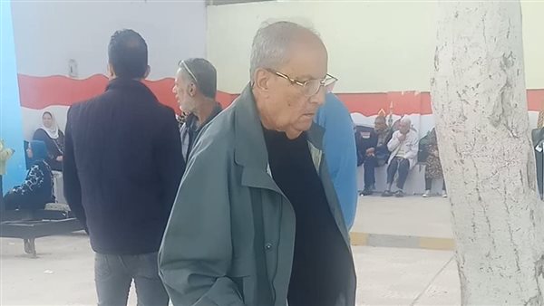 مسن يحرص على الإدلاء