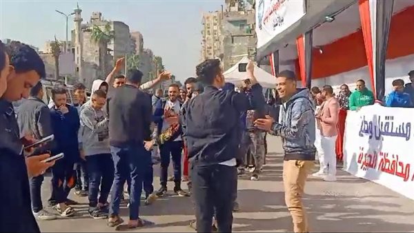 رقص الناخبين أمام