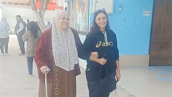 سيدة مسنة تستند على