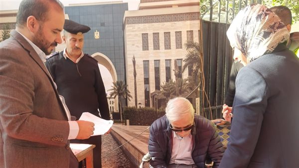 قاضية تخرج للمسن