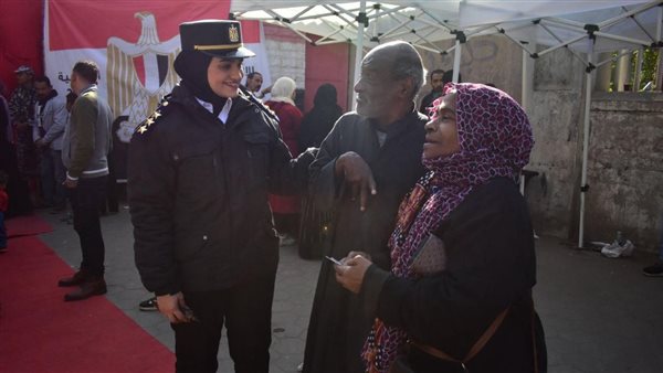 الشرطة النسائية تساعد