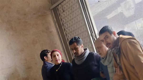 مسن بالعكاز يحرص