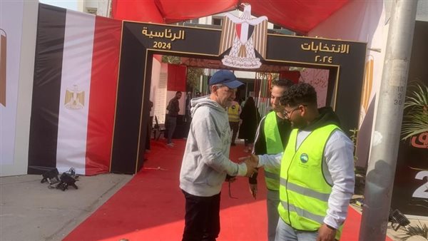 الفنان مجدي بدر اثناء