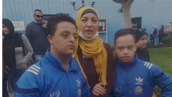 أم برفقة ابناءها