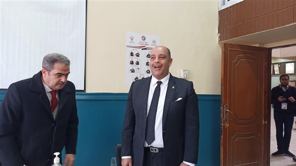 محمد منصور يراقب