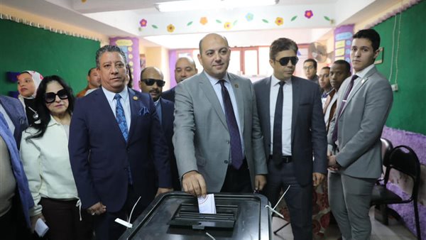 الدكتور أحمد العطيفي