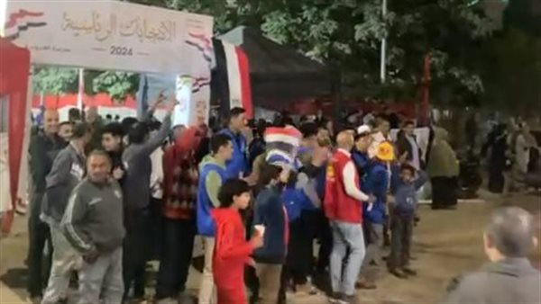  المئات يحتشدون أمام