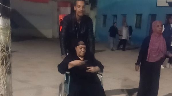 مسنة على كرسي متحرك