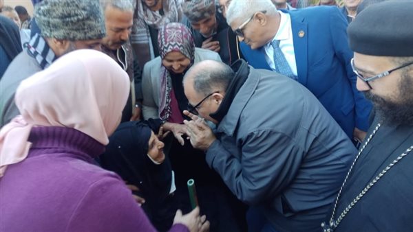 محافظ أسيوط مع السيدة