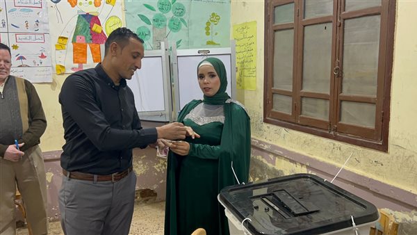 العريس يلبس خطيبته