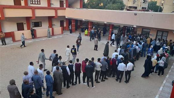 من داخل احدي لجان