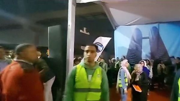 الناخبين امام مدرسة