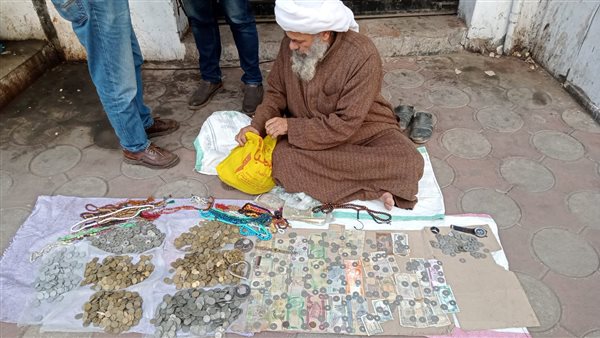 عم نصر بائع العملات