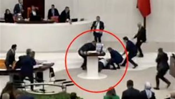 سقوط النائب التركى