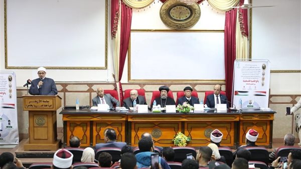 من داخل الندوة الشهرية