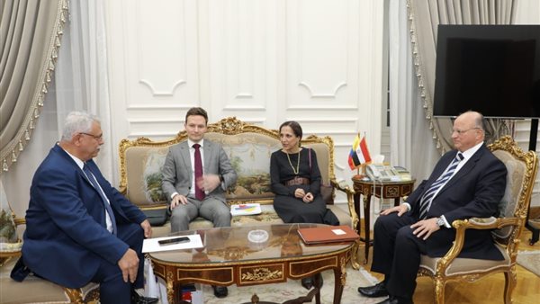 محافظ القاهرة مع