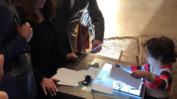 وزيرة الهجرة اثناء