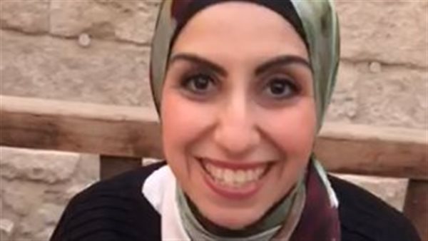 احدي الفنانات المشاركات