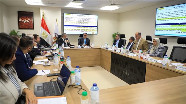 اجتماع  وزير الصحة