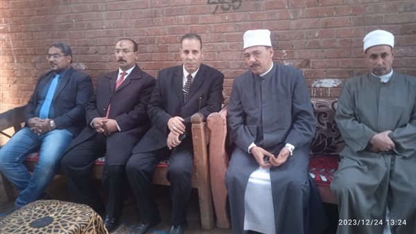 وفد ازهري يقدم واجب