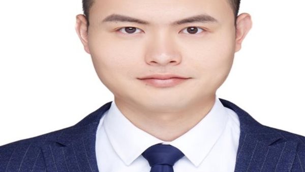 نادر رونج، محلل سياسي