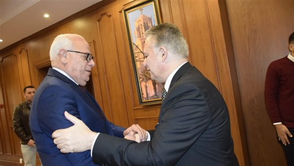 محافظ بورسعيد يستقبل