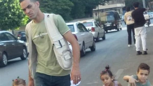 الاب وابنائه الثلاثة